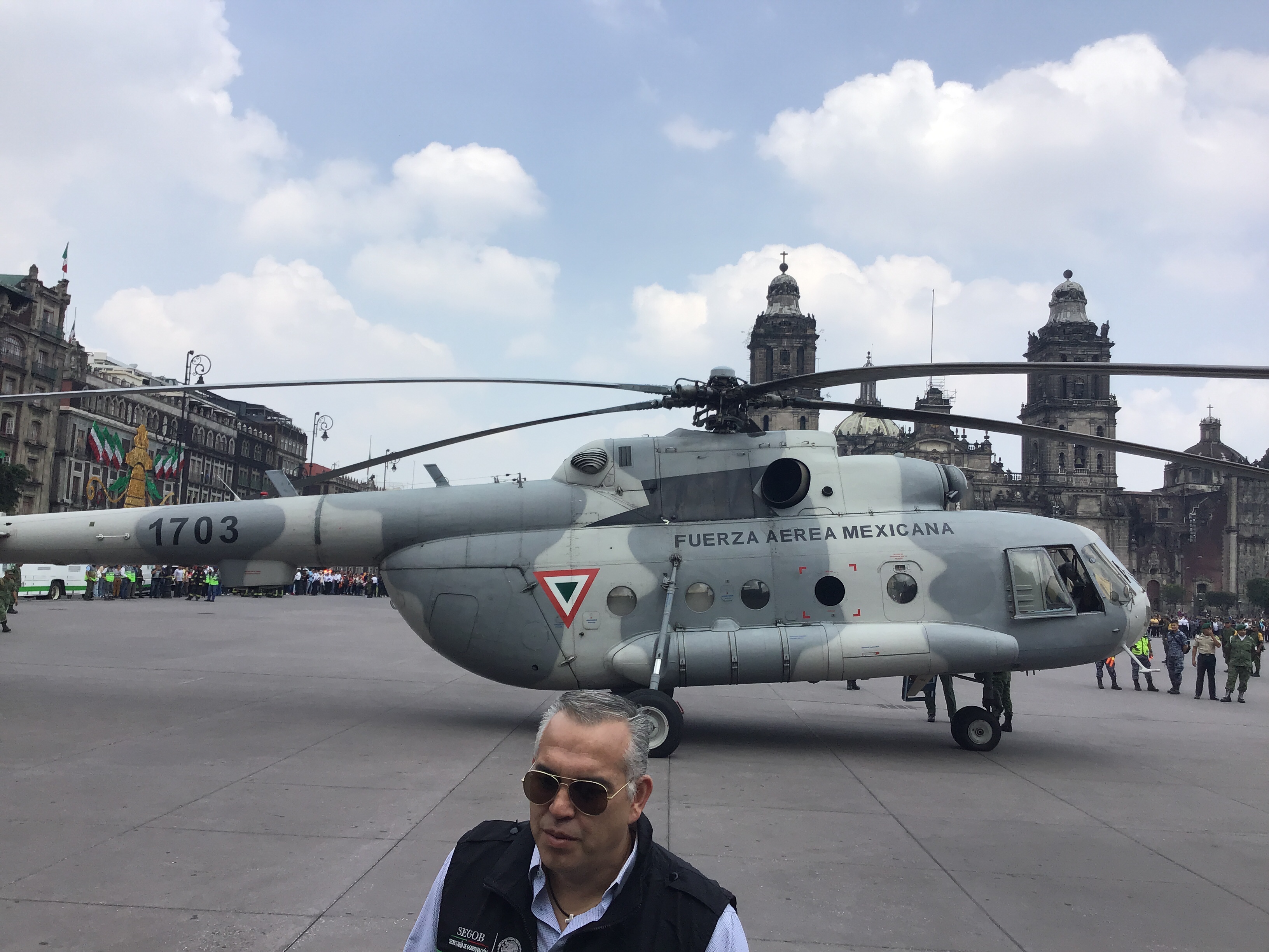 Baja de improviso helicóptero militar en el centro de Ciudad de México 20