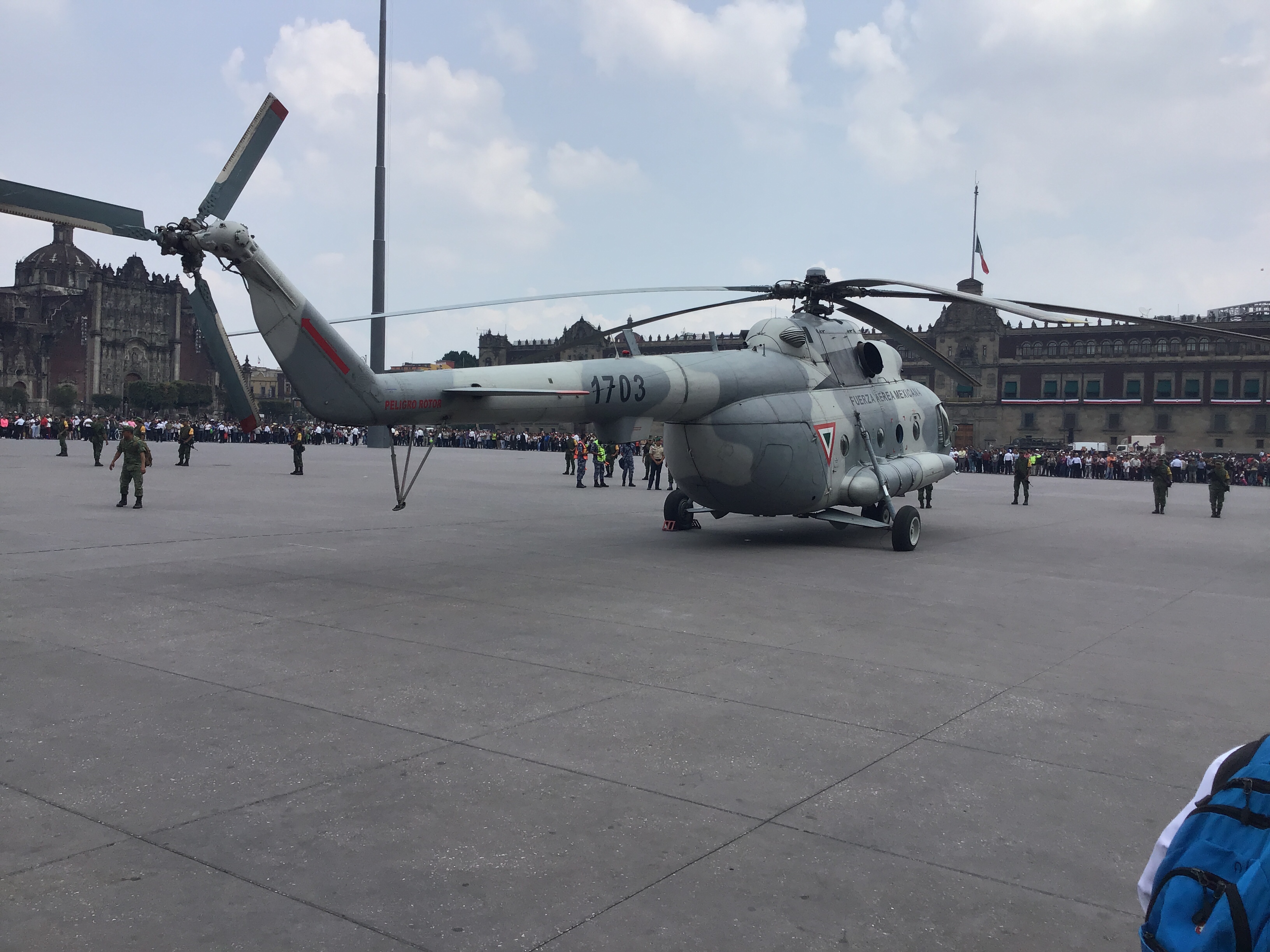 Baja de improviso helicóptero militar en el centro de Ciudad de México 11