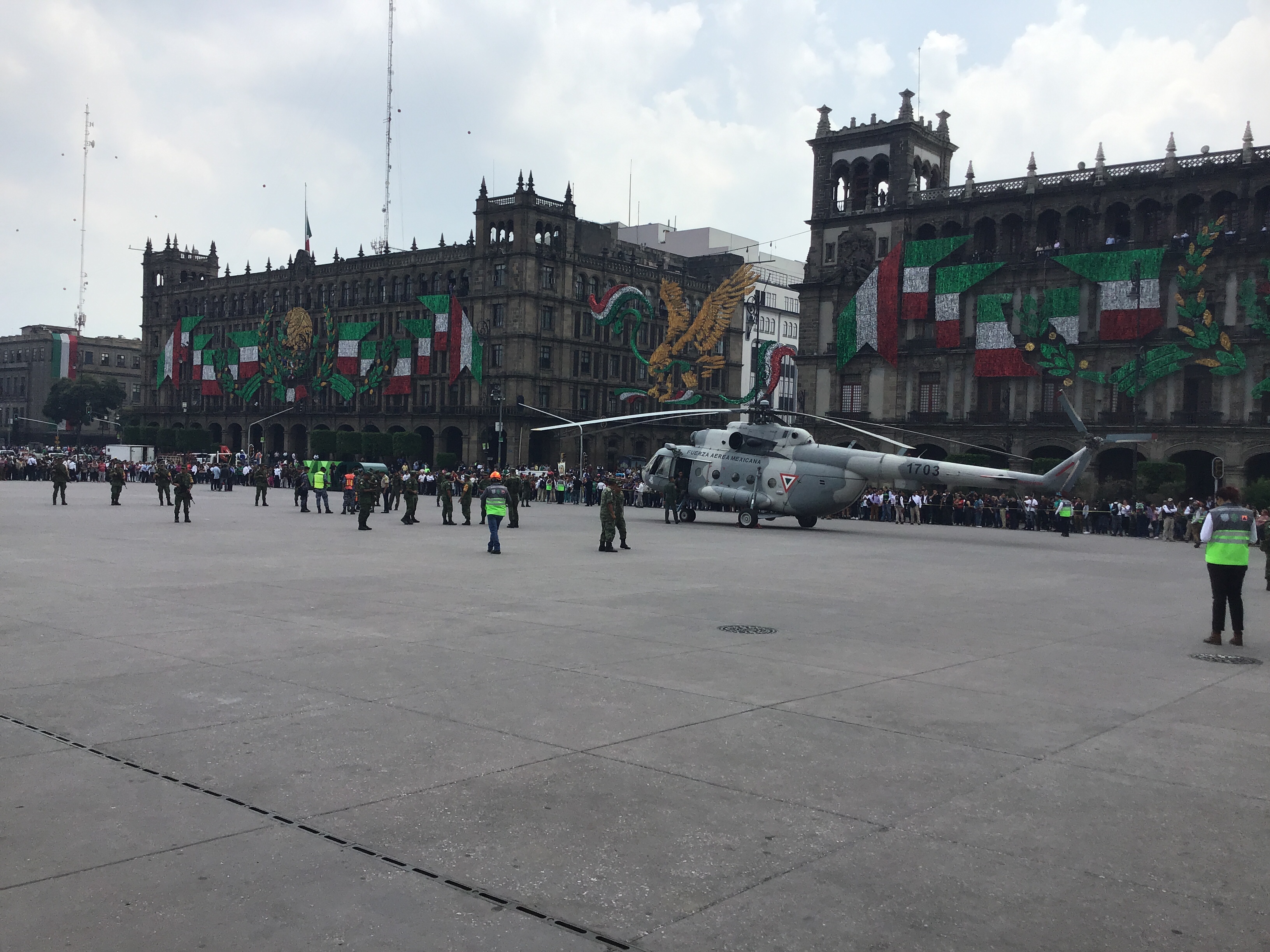 Baja de improviso helicóptero militar en el centro de Ciudad de México 10