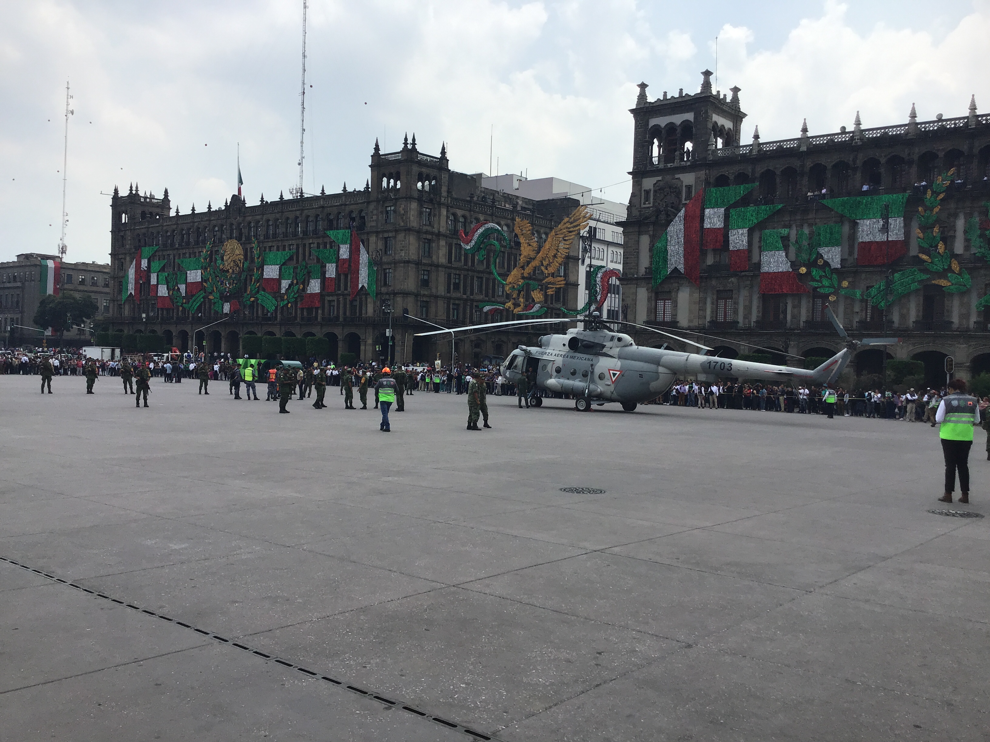 Baja de improviso helicóptero militar en el centro de Ciudad de México 18