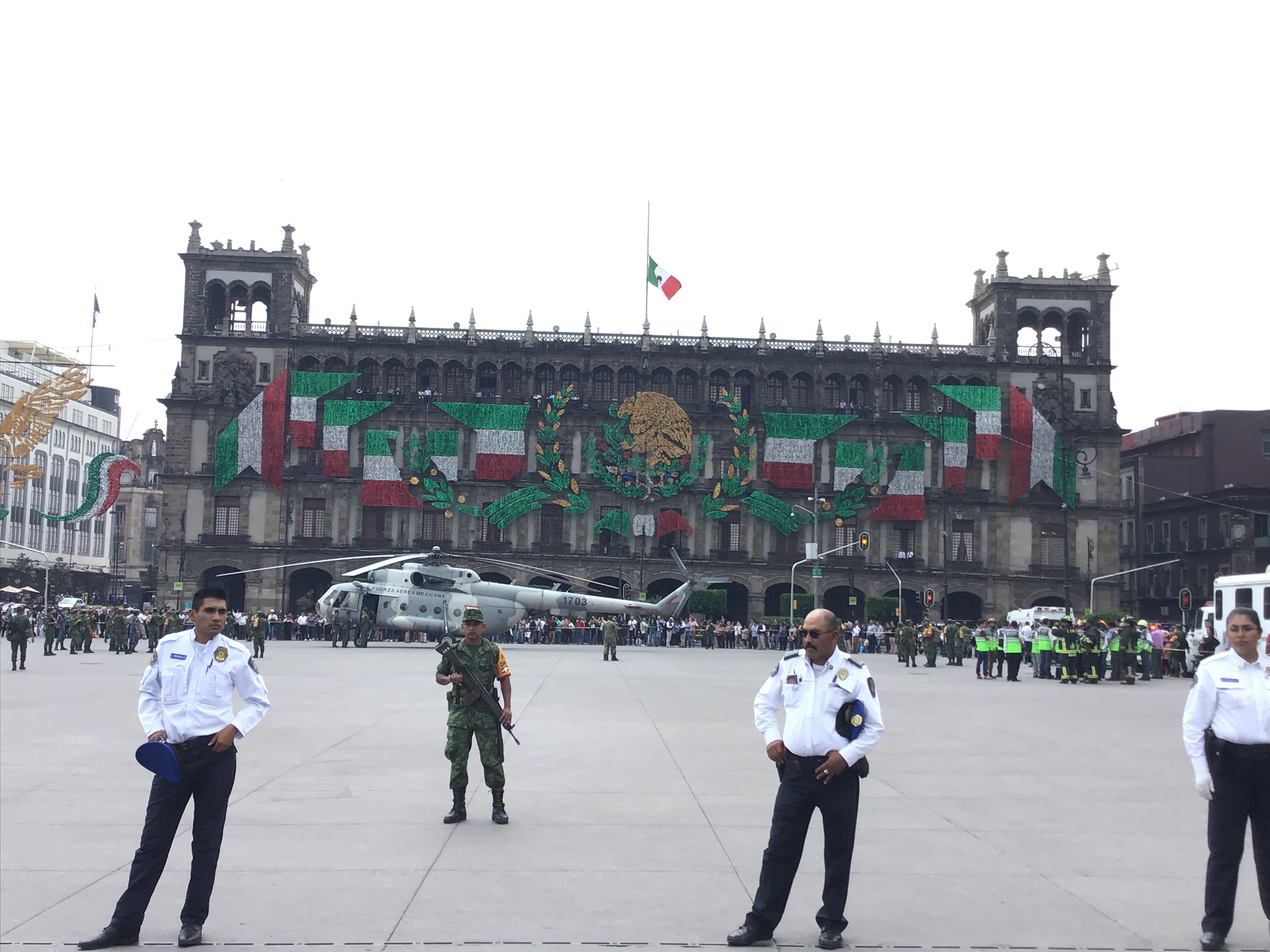 Baja de improviso helicóptero militar en el centro de Ciudad de México 18