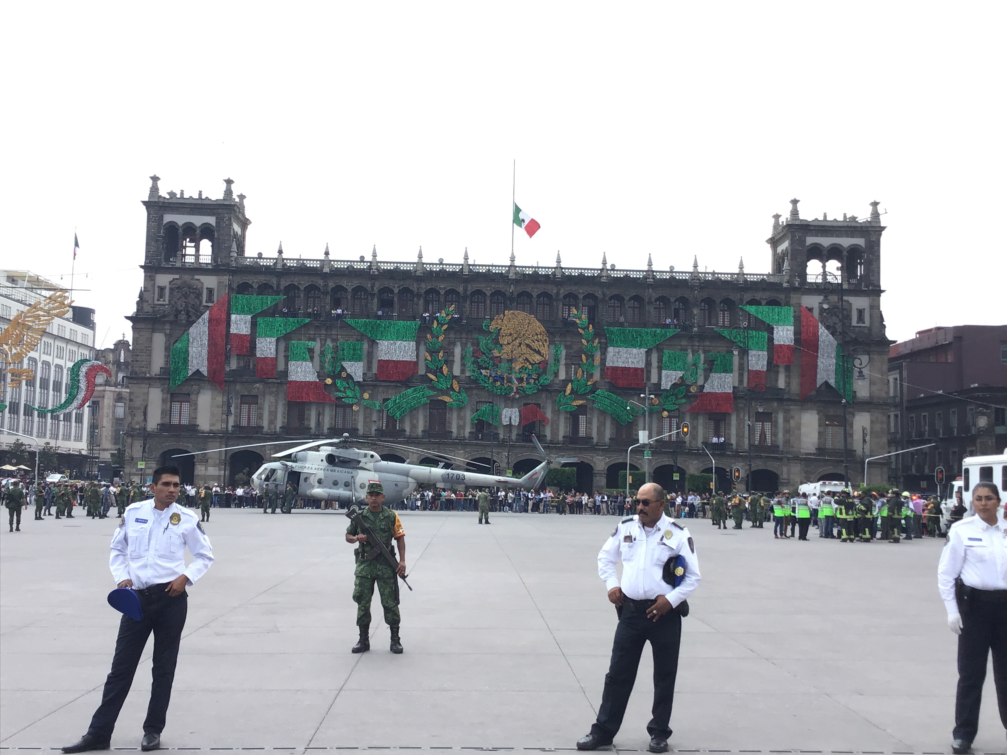 Baja de improviso helicóptero militar en el centro de Ciudad de México 17